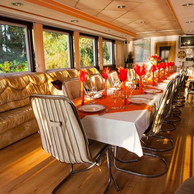 Floating hotel dining