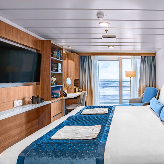 Category 9, Premium Freydis Suite, Deck 4 - Ocean Victory