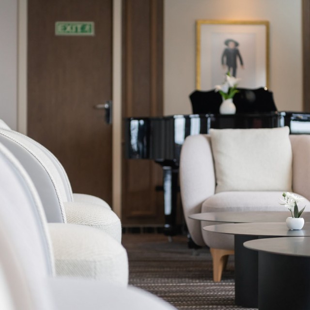 Bar & Lounge - Discoverer